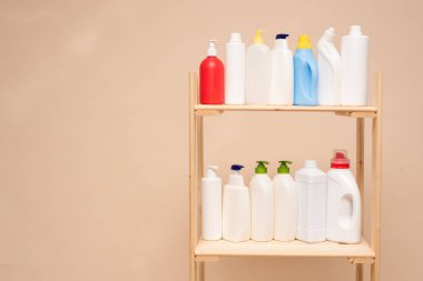 Mağaza tezgahının üzerinde çeşitli deterjan şişeleri ve fotokopi alanı var..