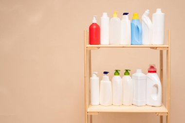 Mağaza tezgahının üzerinde çeşitli deterjan şişeleri ve fotokopi alanı var..