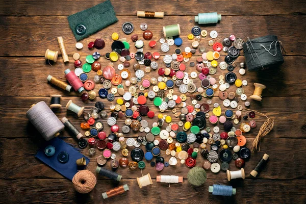 Oude Retro Kleurrijke Knopen Andere Naaiaccessoires Kleermaker Platte Lay Tafel — Stockfoto