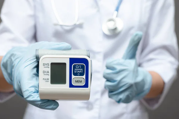 Doctor Showing Tonometer Hand Close — Stock Photo, Image