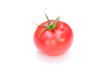 Beyaz arkaplanda kırmızı domates meyvesi izole edilmiş..