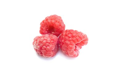 Beyaz arkaplanda ahududu izole edilmiş..