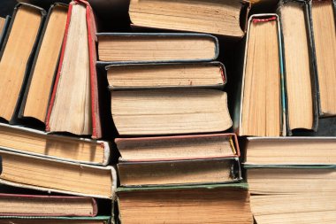 Kahverengi sayfa dokusu arkaplan görünümlü eski kitaplar.