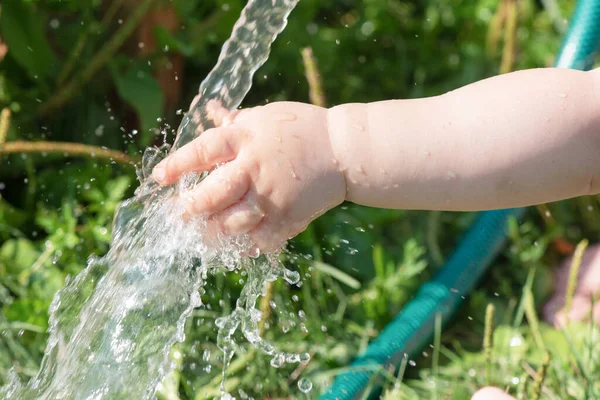 Seorang Anak Kecil Sedang Mencuci Tangannya Bawah Air Dari Selang — Stok Foto