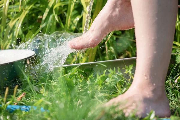 Wanita Mencuci Kakinya Bawah Air Dari Selang Air Taman — Stok Foto