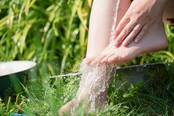 Wanita Mencuci Kakinya Bawah Air Dari Selang Air Taman — Stok Foto