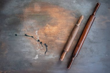 Mutfak zemininde fotokopi alanına sahip yuvarlanan pin yatıyordu.