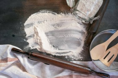 Cam kavanozda un, merdane, elek ve havlu var..