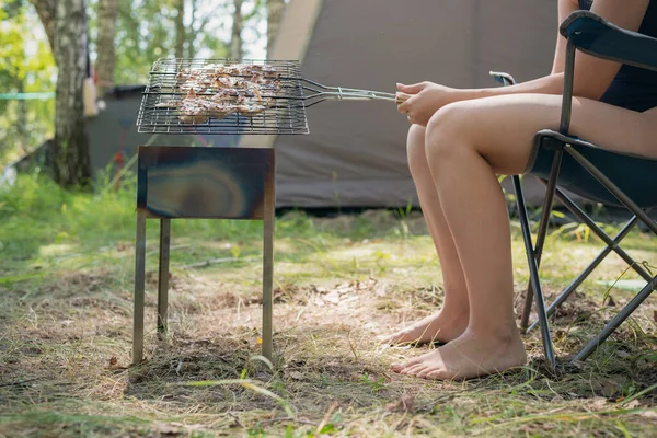 Mujer Turista Está Cocinando Una Carne Pavo Parrilla Las Brasas —  Fotos de Stock