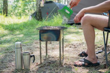 Adam Brezilya 'daki kömürlükte yelpazenin üzerine hava üflüyor..
