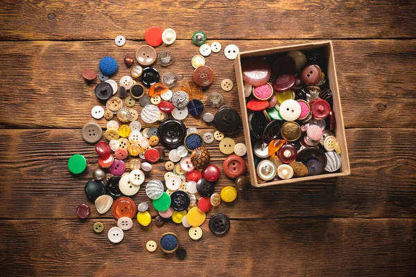 Heap Van Retro Stijl Naaiknoppen Kartonnen Doos Houten Tafel Plat — Stockfoto