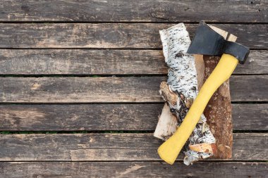 Ahşap masa zemininde kopyalanmış ağaç kütüğü ve balta ve doğranmış ağaç kütüğü.