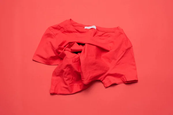 Ein Rotes Shirt Auf Einem Roten Flachen Hintergrund — Stockfoto