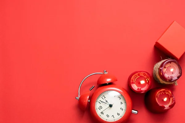 Reloj Despertador Rojo Caja Regalo Velas Encendidas Fondo Plano Rojo —  Fotos de Stock