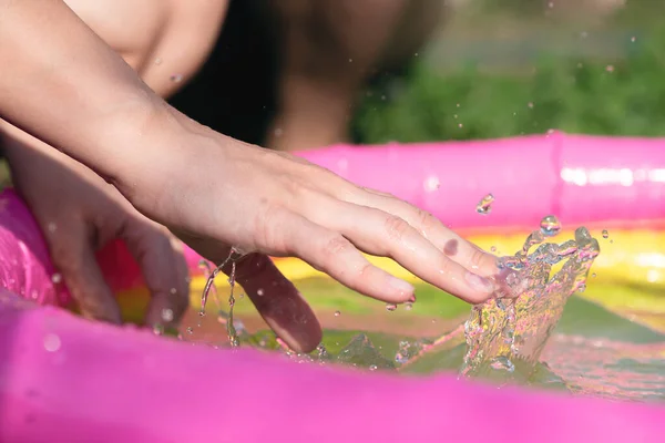 Wanita Memeriksa Suhu Air Kolam Renang Anak Anak Dengan Tangan — Stok Foto