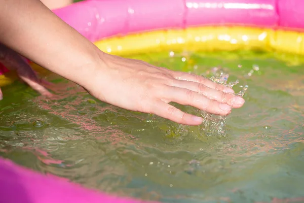 Wanita Memeriksa Suhu Air Kolam Renang Anak Anak Dengan Tangan — Stok Foto