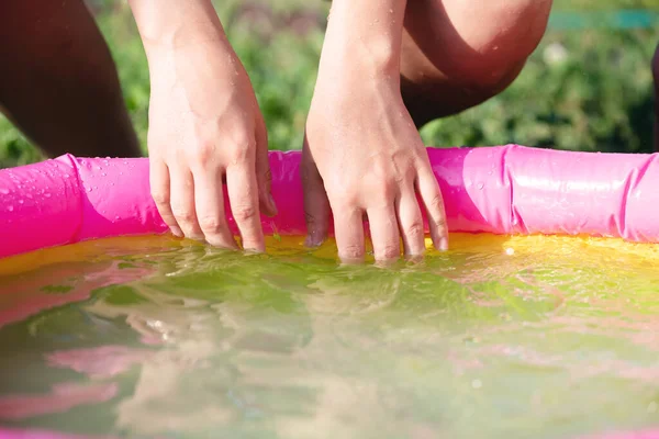 Wanita Memeriksa Suhu Air Kolam Renang Anak Anak Dengan Tangan — Stok Foto