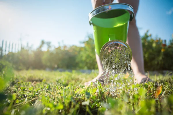 Tukang Kebun Sedang Menyiram Rumput Hijau Kebun Dekat — Stok Foto