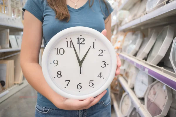 Kadın Mağazadan Yeni Bir Duvar Saati Seçiyor — Stok fotoğraf