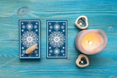 Falcı masasında tarot kartları.