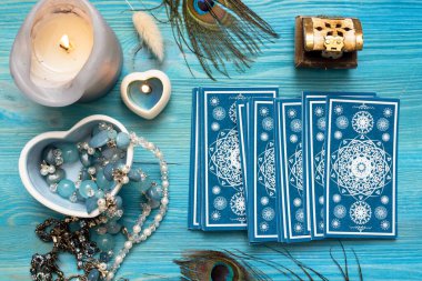 Falcı masasında tarot kartları.