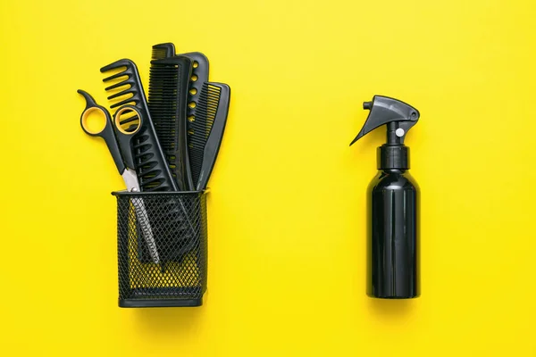 Friseur Arbeitsgeräte Auf Gelbem Flachen Hintergrund — Stockfoto