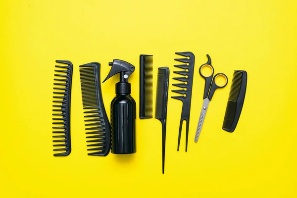 Friseur Arbeitsgeräte Auf Gelbem Flachen Hintergrund — Stockfoto