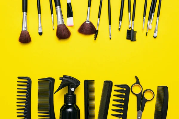 Schminkpinsel Scheren Und Haarbürsten Auf Dem Gelben Flachen Hintergrund — Stockfoto