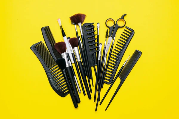 Sarı Düz Zeminde Makyaj Fırçaları Makas Saç Fırçaları Vardı — Stok fotoğraf