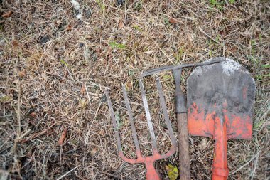 Zeminde tırmık, kürek ve yaba var..