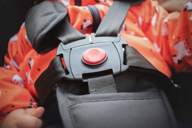 Bebek arabası 5 noktalı kayışla kilitleniyor..