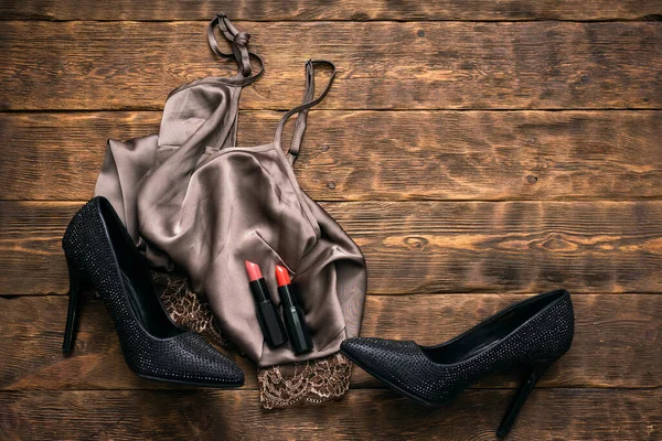 Frauenkleidung High Heels Und Lippenstift Auf Dem Braunen Holztischhintergrund — Stockfoto