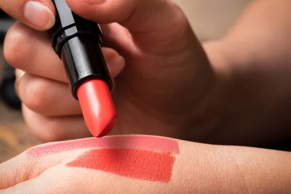 Mujer Está Eligiendo Nuevo Concepto Lápiz Labial — Foto de Stock