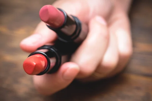 Dos Lápiz Labial Rojo Mano Femenina Cerca — Foto de Stock