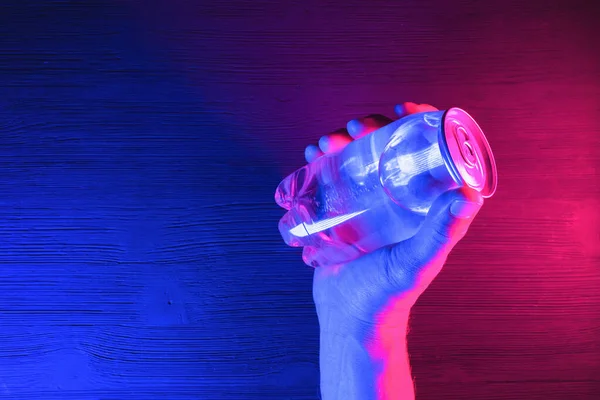 Eine Durchsichtige Getränkedose Neonlicht Auf Dem Schwarzen Tischhintergrund — Stockfoto