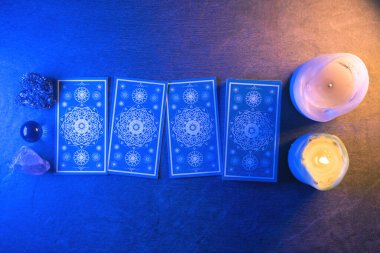 Taş masa arkasında tarot kartları. Gelecek okuma.