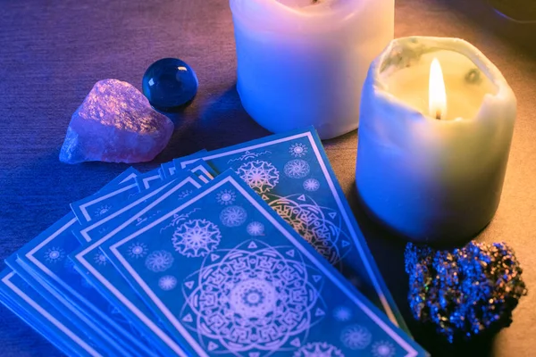 Taş masa arkasında tarot kartları. Gelecek okuma.