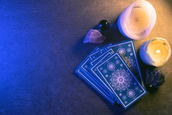 Taş masa arkasında tarot kartları. Gelecek okuma.