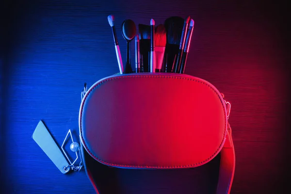 Tasche Mit Make Pinseln Neonlicht Auf Schwarzem Tischhintergrund — Stockfoto