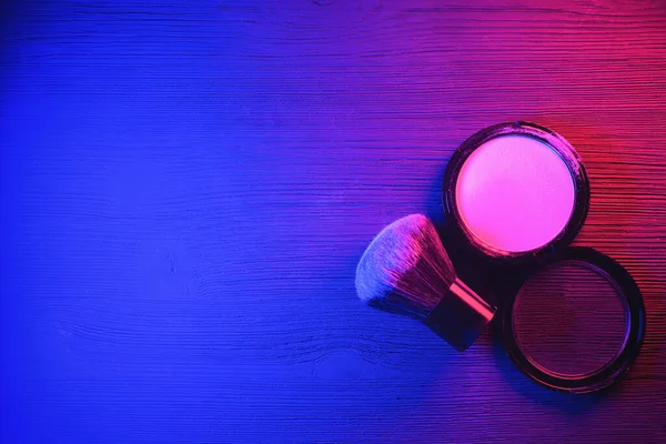 Gesichtspuder Und Schminkpinsel Auf Dem Tisch Neonlicht Hintergrund Mit Kopierraum — Stockfoto