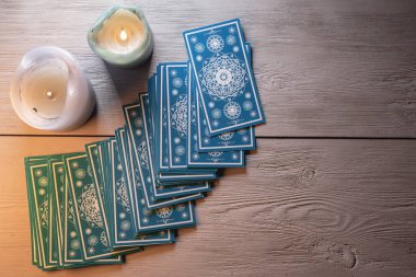 Falcı masasının arkasında Tarot kartları var. Gelecek okuma konsepti.