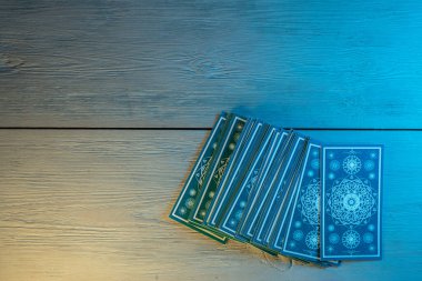 Falcı masasının arkasında Tarot kartları var. Gelecek okuma konsepti.
