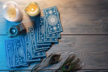 Falcı masasının arkasında Tarot kartları var. Gelecek okuma konsepti.