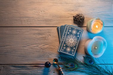 Falcı masasının arkasında Tarot kartları var. Gelecek okuma konsepti.