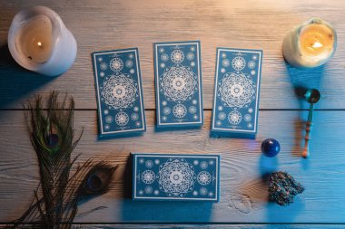 Falcı masasının arkasında Tarot kartları var. Gelecek okuma konsepti.