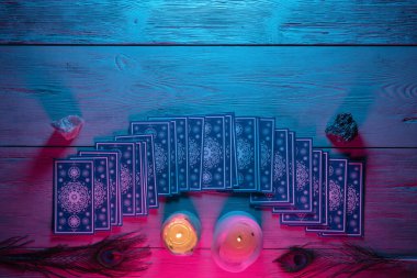 Falcı masasının arkasında Tarot kartları var. Gelecek okuma konsepti.
