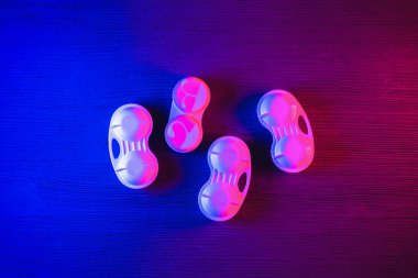 Neon ışıkları arka planında düz masa arkaplanındaki kontak lensler.