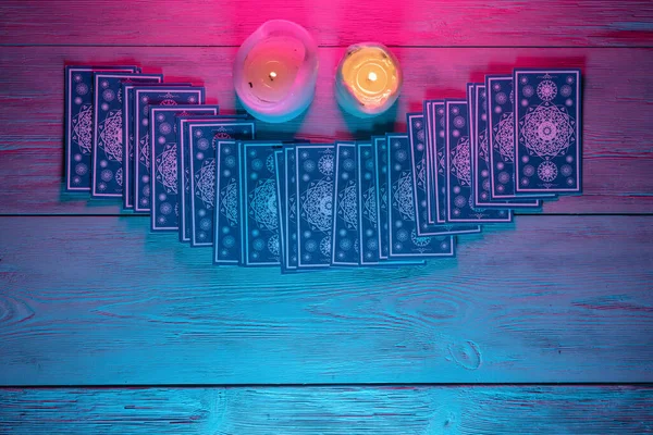 Falcı masasının arkasında Tarot kartları var. Gelecek okuma konsepti.