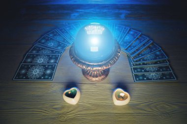 Falcı masasında kristal küre ve tarot kartları