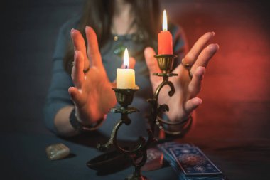 Falcı tarot kartlarıyla geleceği okuyor..